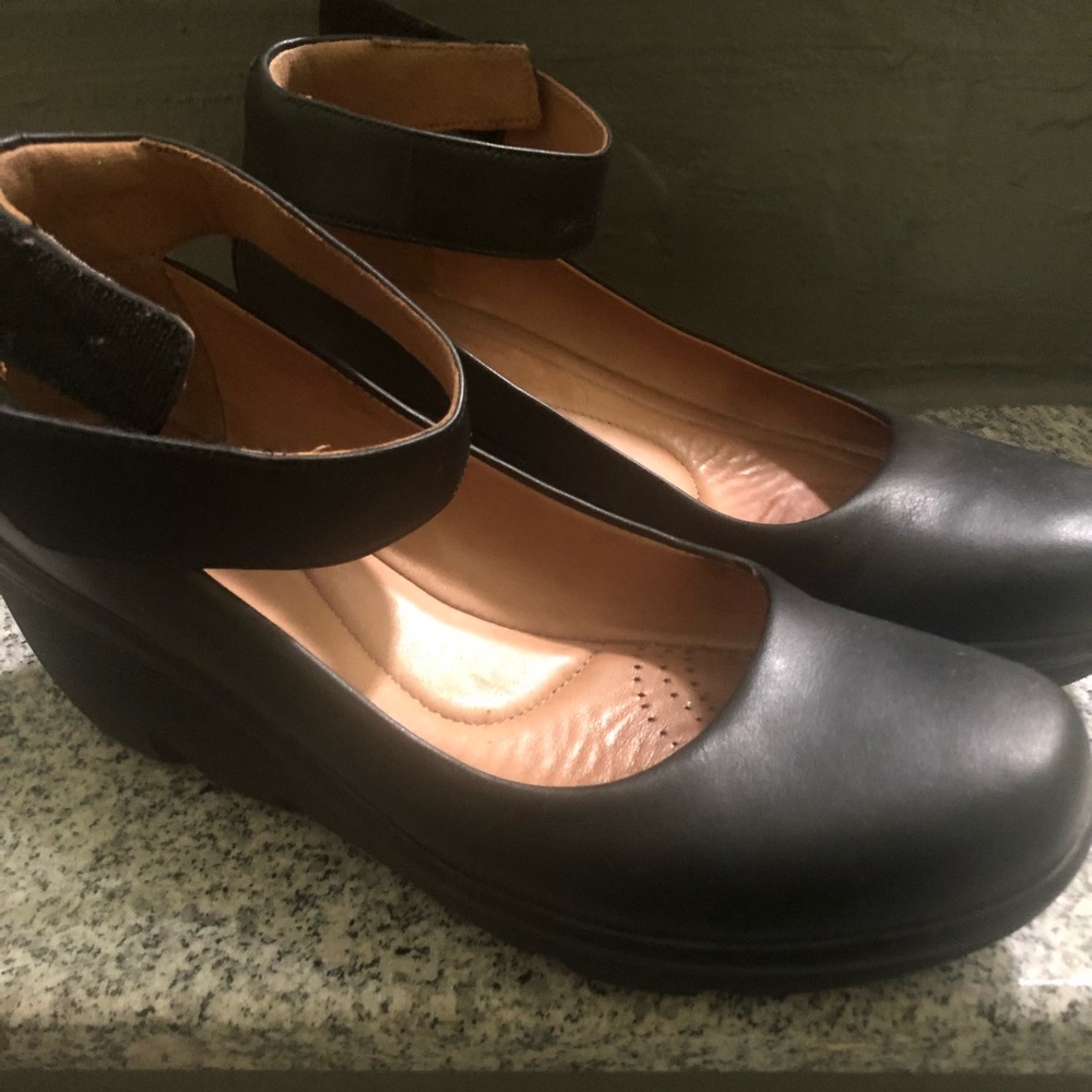 Clarks 2” Platform Strappy Maryjanes